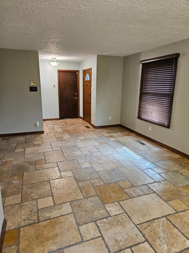 Building Photo - Energy Efficient 4 bed Home in Foothills