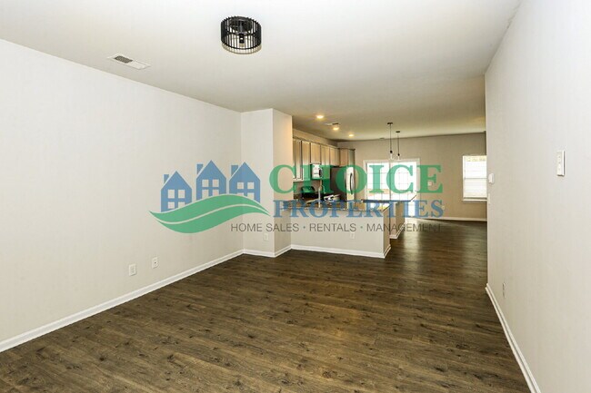 Building Photo - Perfect location in University!