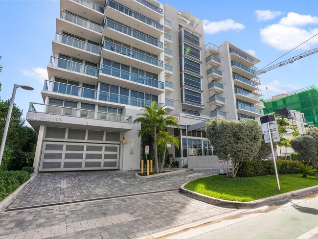 Building Photo - 9521 E Bay Harbor Dr