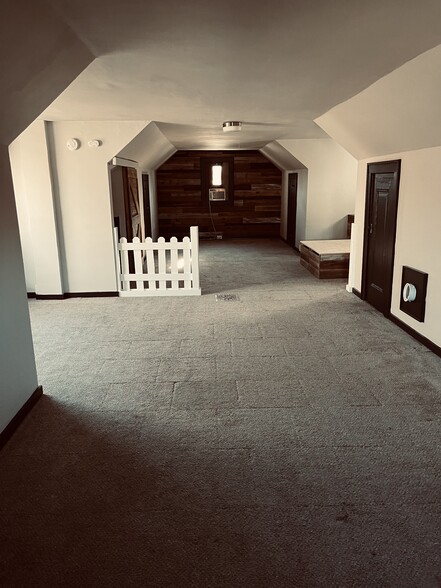 2nd level - 4940 Walsh St