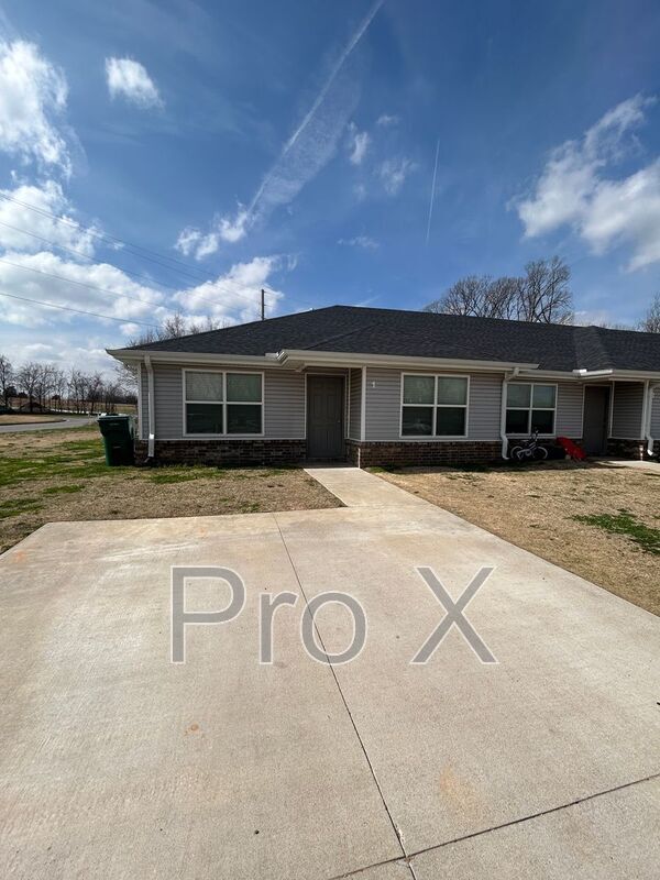 Building Photo - 644 Hidden Springs Dr