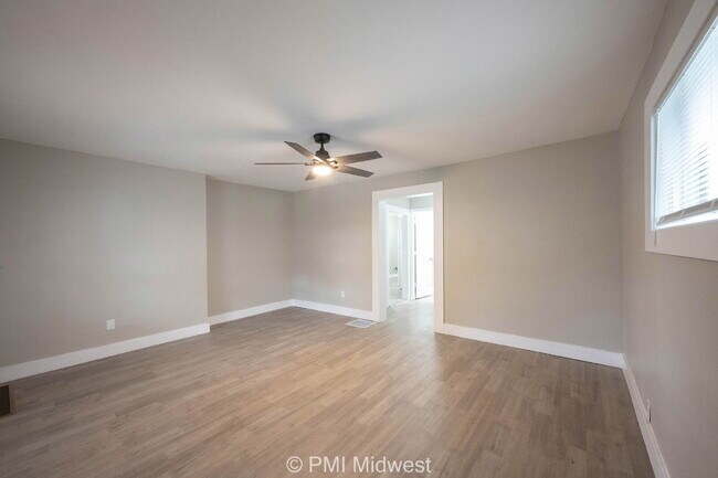 Building Photo - "Charming Urban Retreat: Cozy 1-Bedroom Ap...
