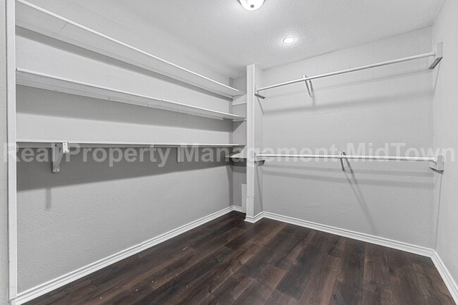 Building Photo - Charming Home in Established Community