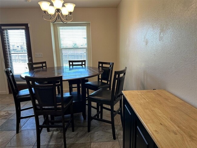 Building Photo - 201 N Hunting Lodge Ln
