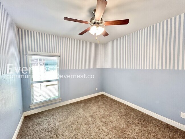 Building Photo - 4 Bed/2 Bath Home with Garage & Fenced Yard / Pet-Friendly / Available Now!