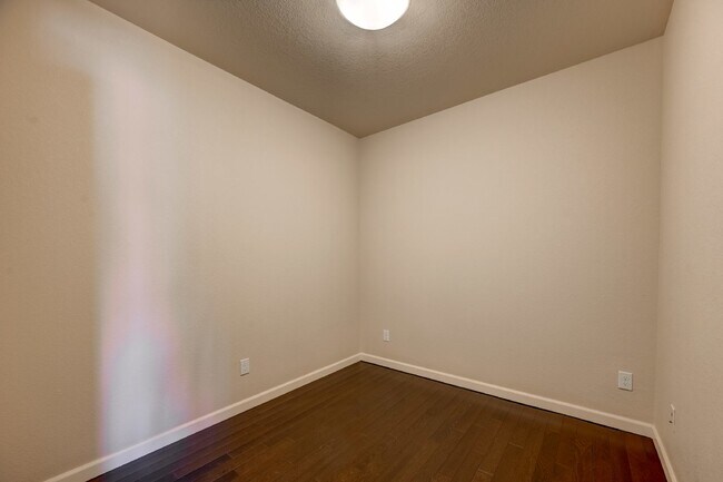 Building Photo - $1,850 - Updated One Bedroom Unit with Bon...