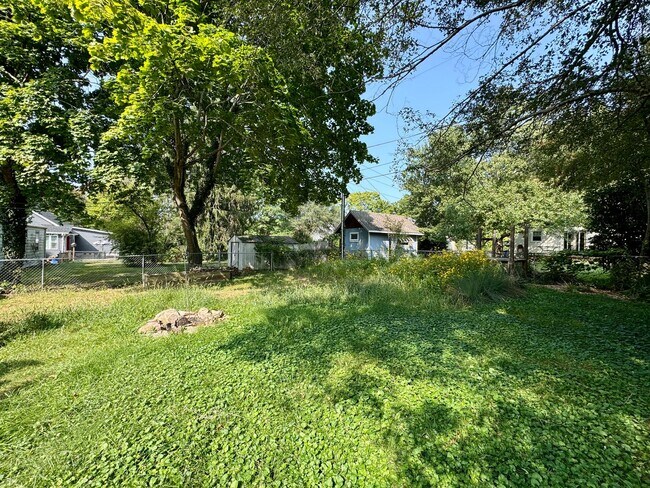 Building Photo - Quaint Cottage steps Away From VT Campus