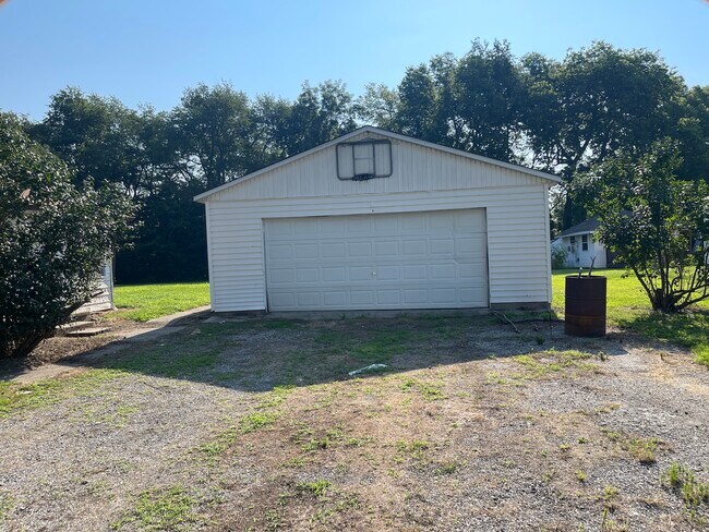 Building Photo - 100 County Rd 1110 E