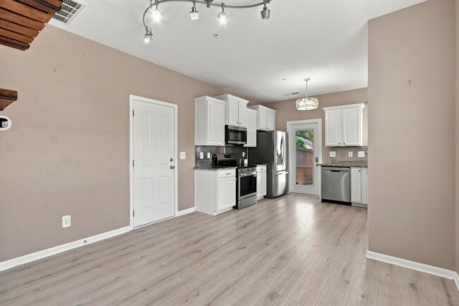 Building Photo - 2055 Hemlock Dr