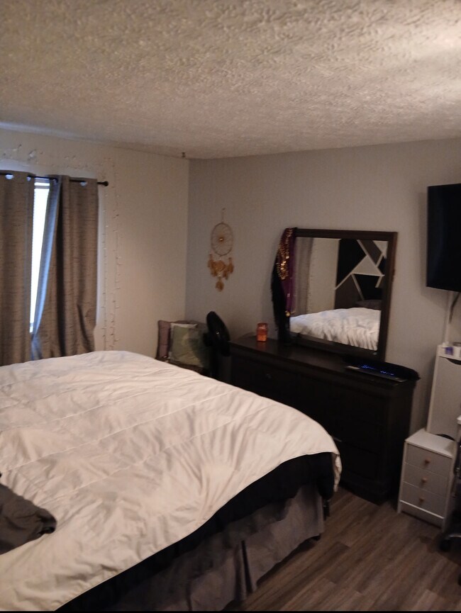 Building Photo - 1836 Colonial Village Way