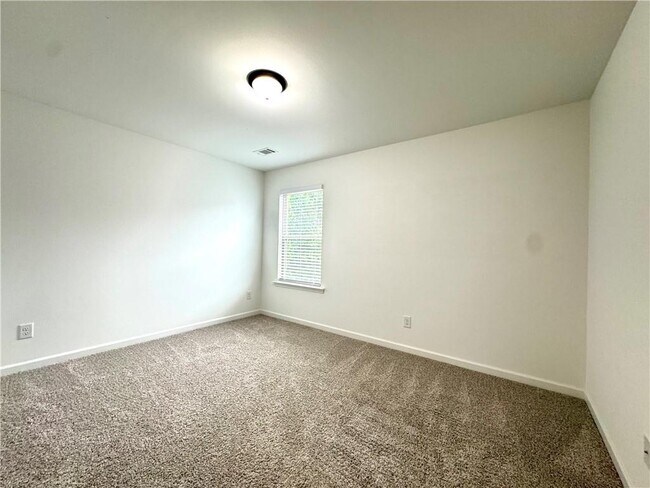 Building Photo - 2955 Vinca Dr