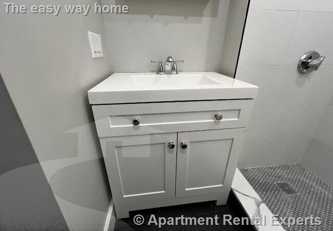 Building Photo - 158 Holland St