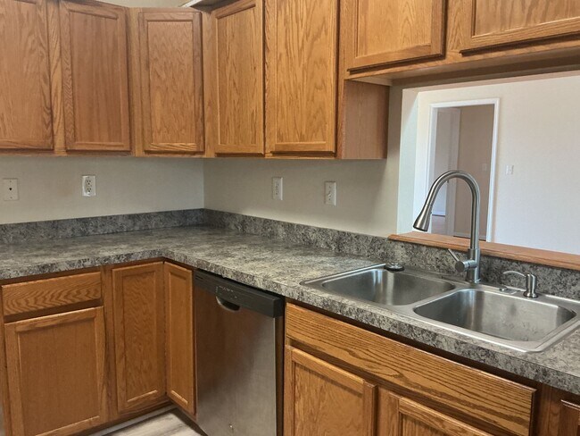 Building Photo - Welcome home!  Sought after Lake of the Woods!