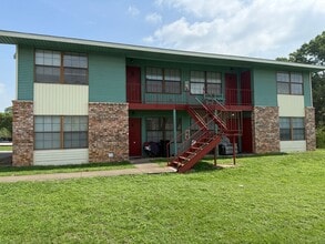 Building Photo - Cute 2 Bed 1 Bath Unit in Quiet Fourplex