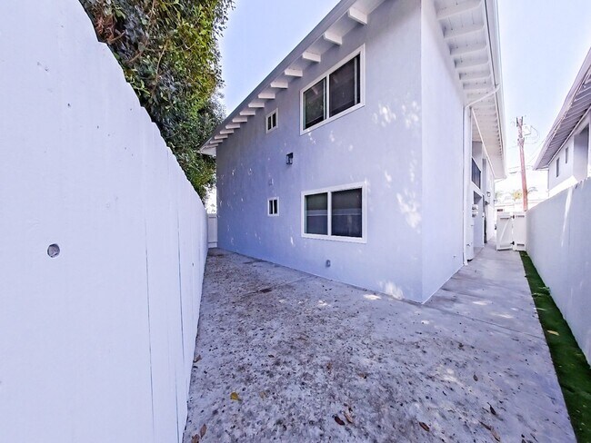 Building Photo - 117 Avenida Algodon