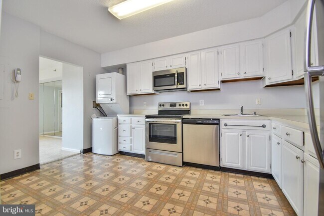 Primary Photo - 3713 S George Mason Dr