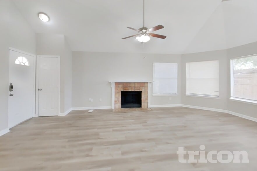Building Photo - 16027 Hidden Acres Dr