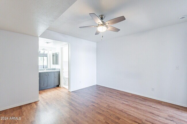 Building Photo - 850 S River Dr
