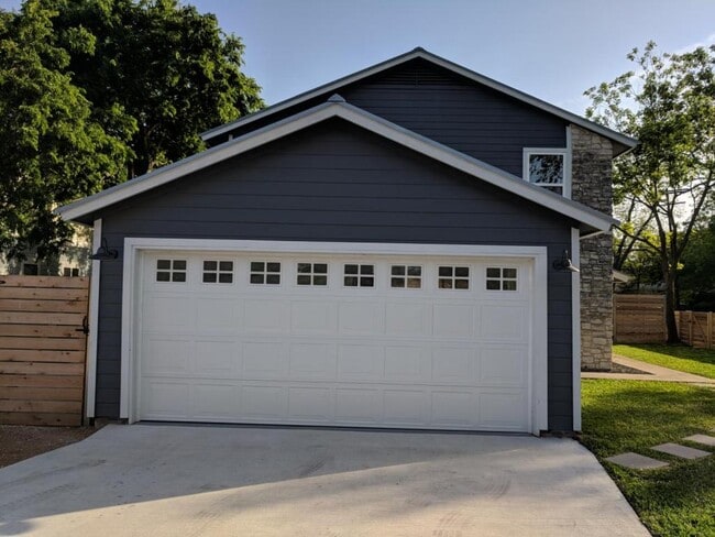 Building Photo - 5215 Guadalupe St