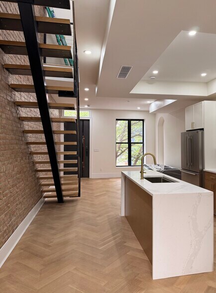 Building Photo - 77A Somers St