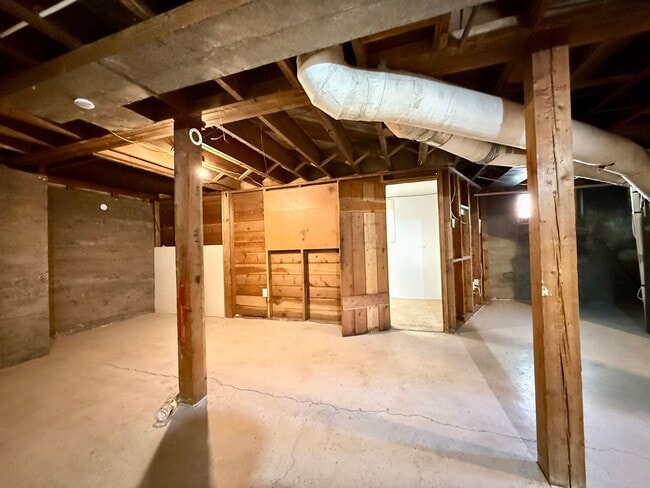 Building Photo - 806 Spring Ave