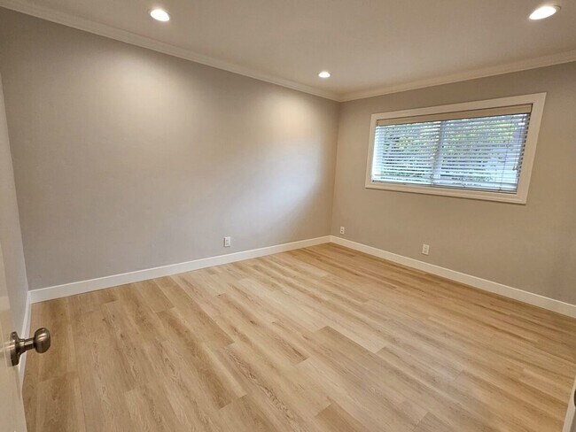 Building Photo - Updated Top Floor 2 Bedroom/1 Bathroom Apa...