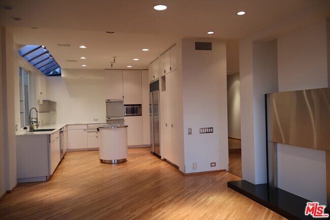 Building Photo - 3505 Ocean Front Walk