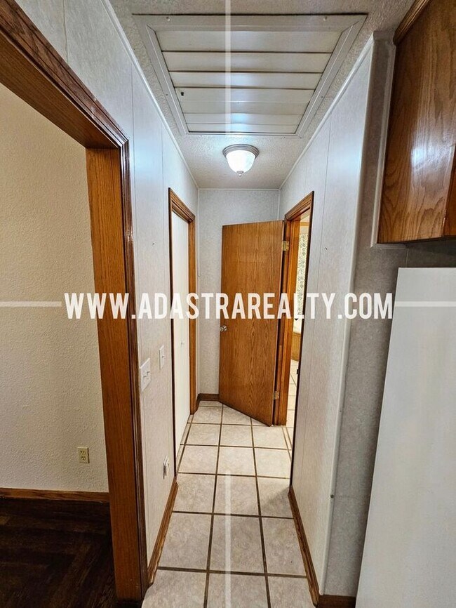 Building Photo - Spacious North Overland Park Bungalow-Available in FEBRUARY!!