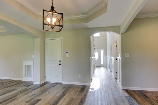 Building Photo - Huge 5 bed 3 ba.  Gorgeous House Near Post...