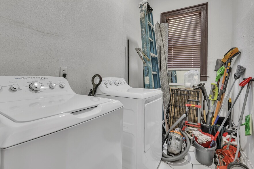 Common Launry Room - 51 E 4th St
