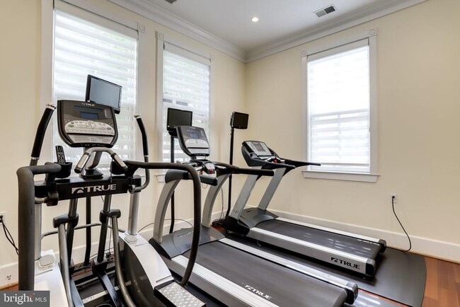 Building Photo - 910 Powhatan St