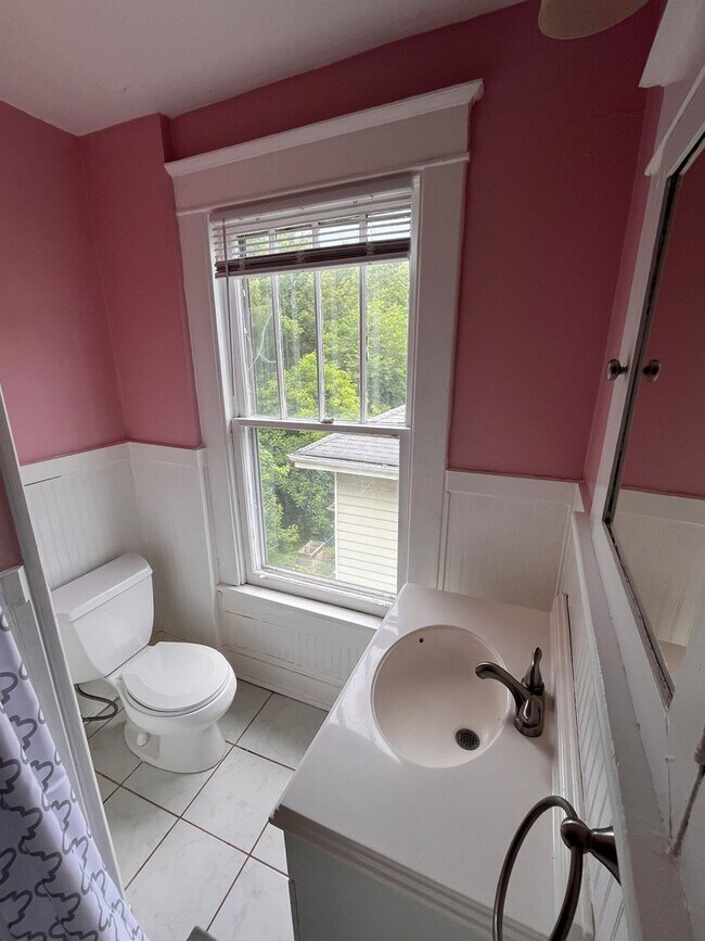 Building Photo - 3 Bedroom || 1.5 Bathroom Home