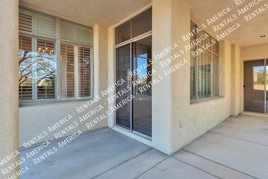 Building Photo - 1033 W Par 4 Dr