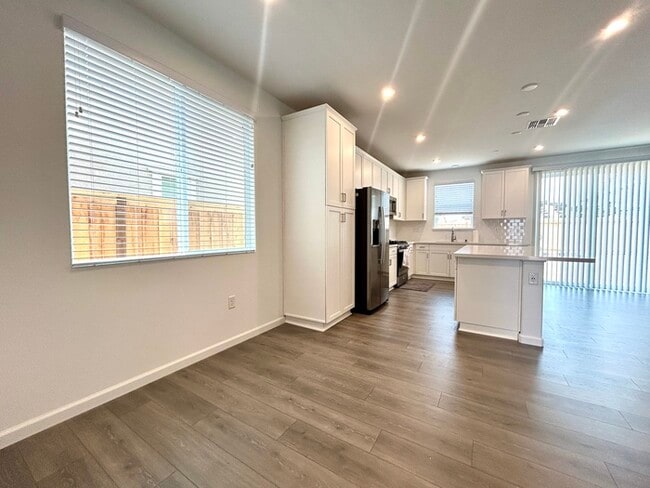 Building Photo - Beautiful Newer 4 Bedroom 3 Bathroom with ...