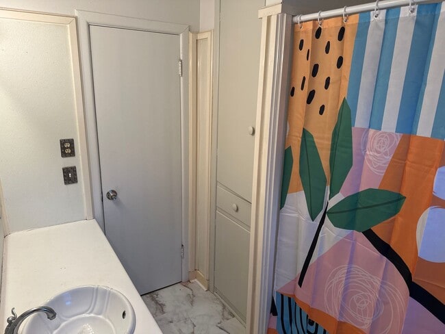 Building Photo - 3 Bedroom Home with Large Backyard near An...