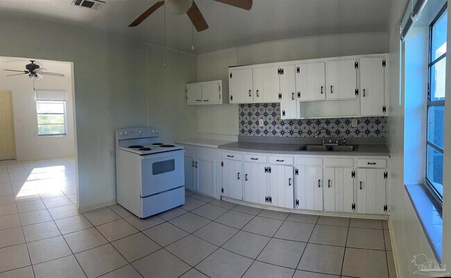Primary Photo - 2609 W Gadsden St
