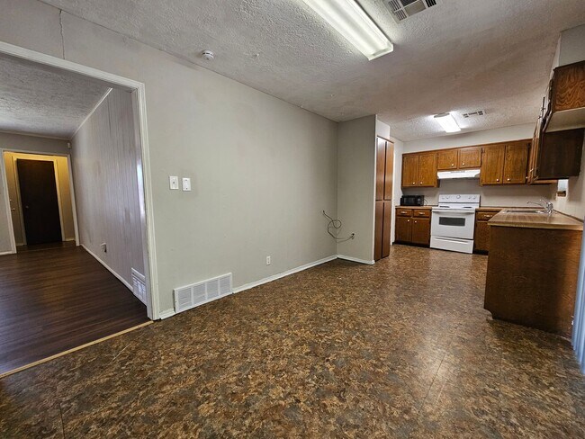 Building Photo - 1313 E Brooks St