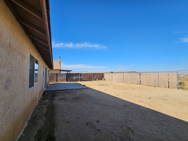 Building Photo - 4 bedroom / 2 bathroom / Open Floor Plan House/ New Vinyl Flooring throughout the house