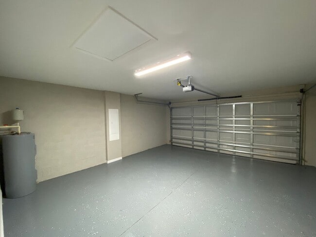 Building Photo - Custom Home - Desirable SW Ocala neighborhood 3/2/2 ** Wont Last**