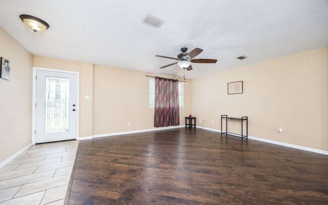 Building Photo - 1155 SE Magnolia Loop
