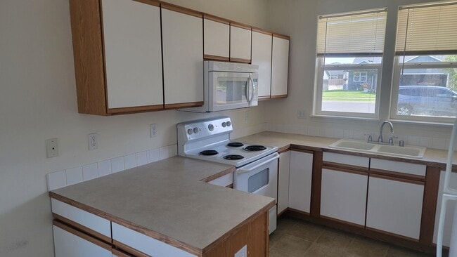 Building Photo - 3 Bedroom Home Near Fairchild Air Force Base