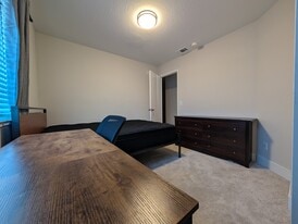 Building Photo - 553 Oakborough Ave