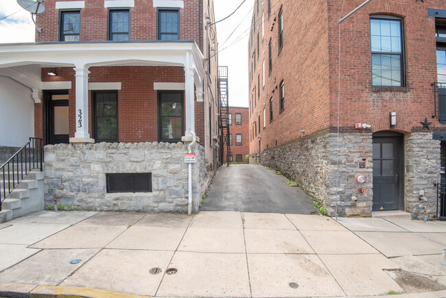 Building Photo - 323 N Mulberry St