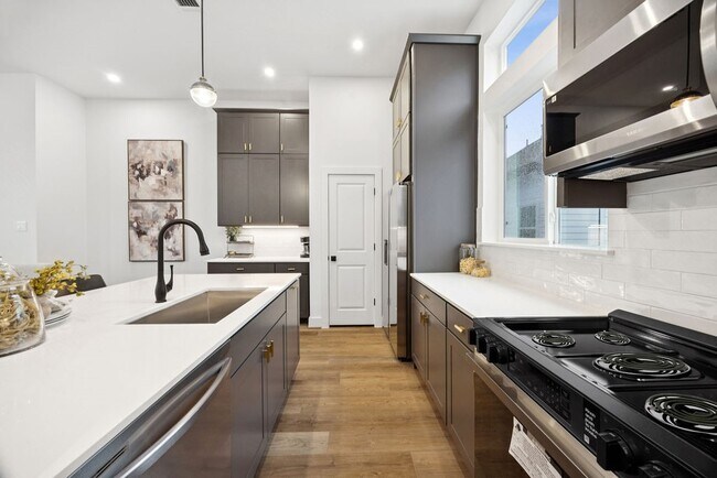 Building Photo - 2121 A Hoskins Dr