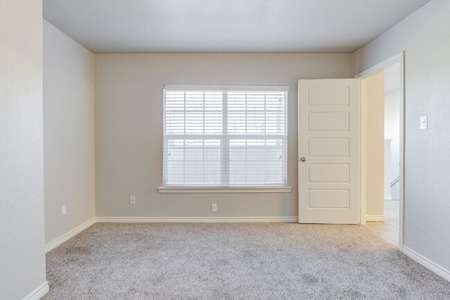 Building Photo - Two Story, 2 Bed / 1.5 Bath Duplex with Mo...