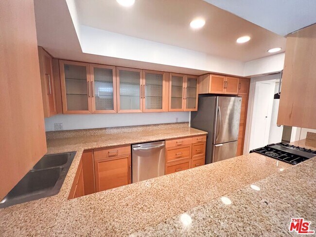 Building Photo - 6752 Hillpark Dr