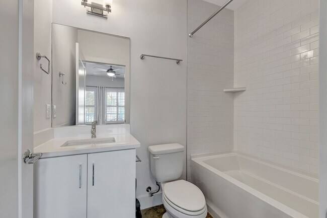 Building Photo - Modern living in Salemtown!