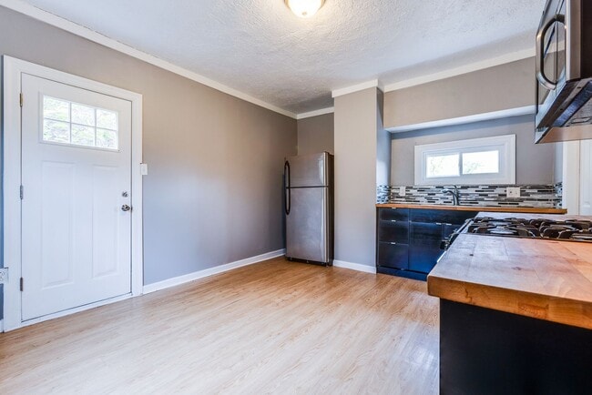 Building Photo - Available MAY 2026  - Private 2 Bedroom Home w/ Large Deck!