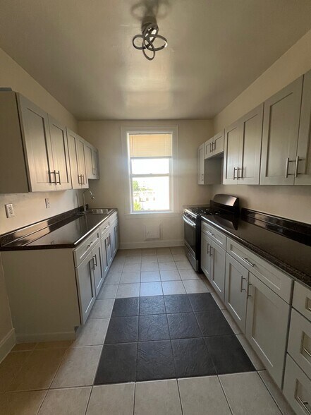 Building Photo - 155 Evergreen Pl