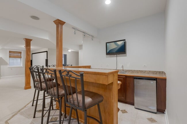 Building Photo - 420 Pine Manor Dr